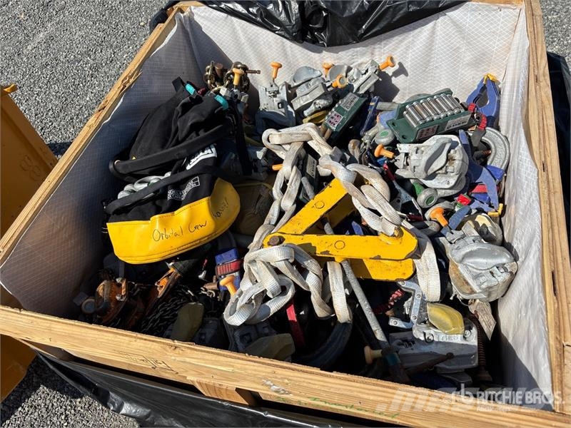 Quantity of (3) Crates of Contractor Supplies Outros componentes
