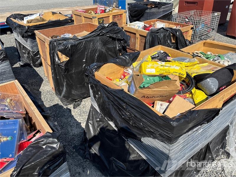 Quantity of (3) Crates of Contractor Supplies Outros componentes