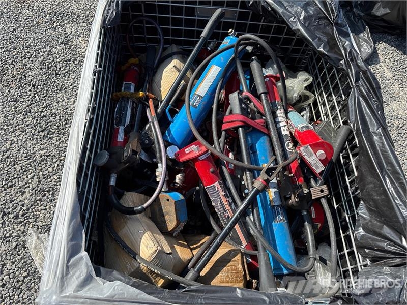 Quantity of (3) Crates of Contractor supplies Outros componentes