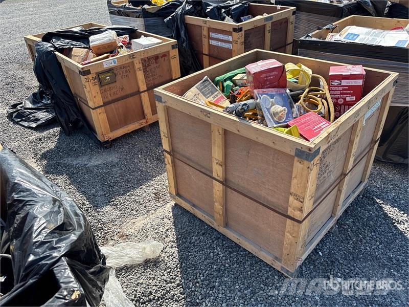 Quantity of (3) Crates of Contractor supplies Outros componentes