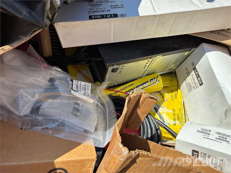 Quantity of (3) Crates of Contractor supplies Outros componentes