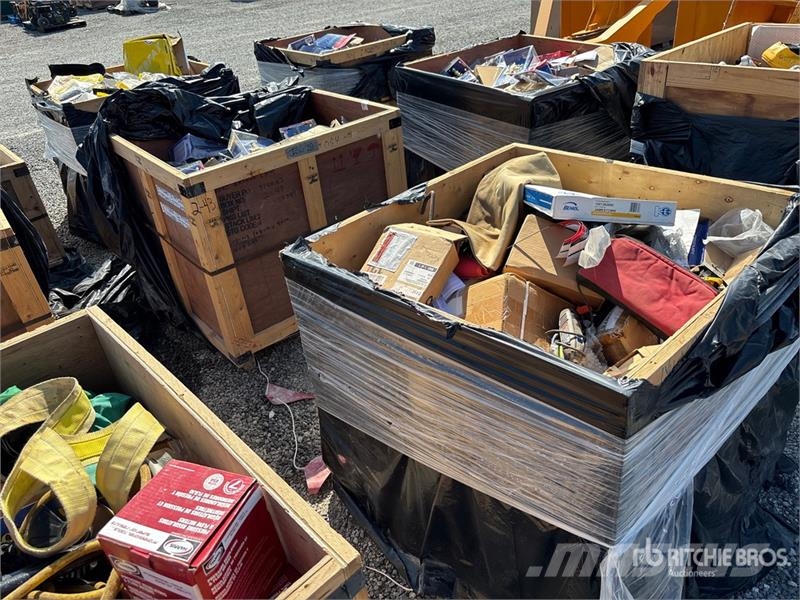 Quantity of (3) Crates of Contractor Supplies Outros componentes