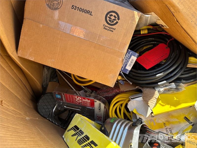 Quantity of (3) Crates of Contractor supplies Outros componentes