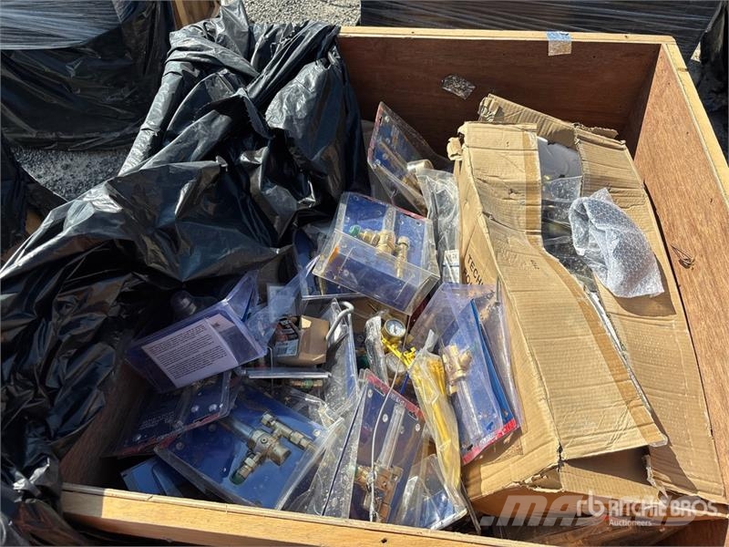 Quantity of (3) Crates of Contractor Supplies Outros componentes