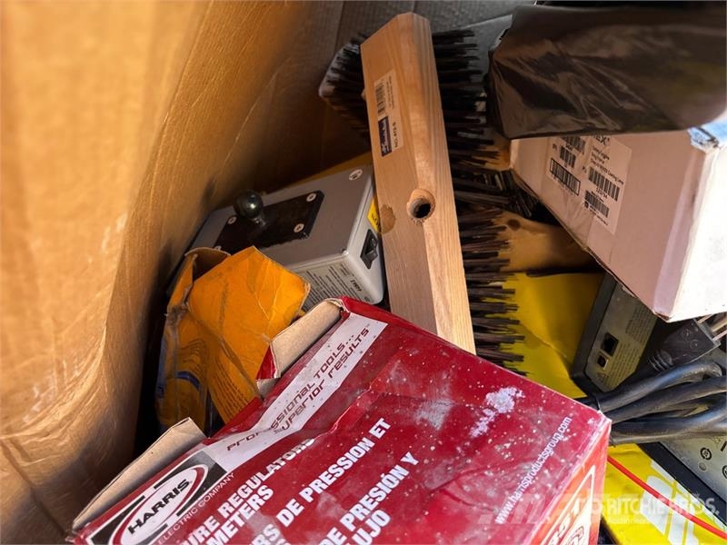 Quantity of (3) Crates of Contractor supplies Outros componentes