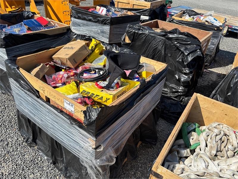 Quantity of (3) Crates of Contractor Supplies Outros componentes