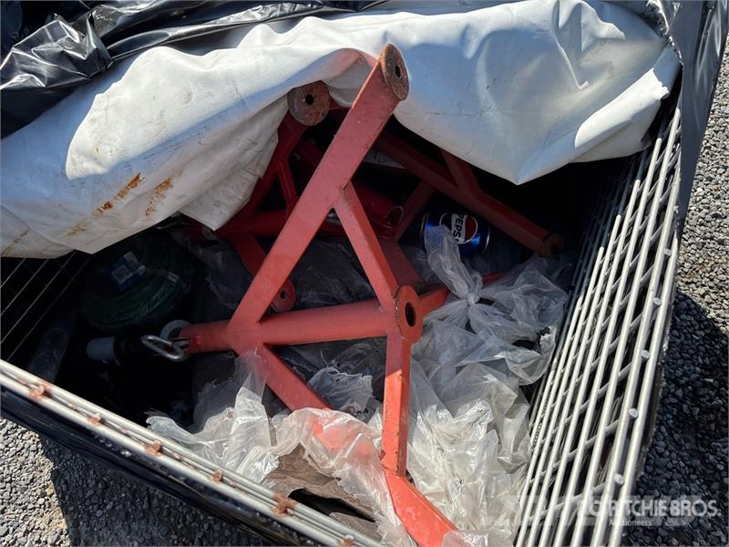 Quantity of (3) Crates of Contractor supplies Outros componentes