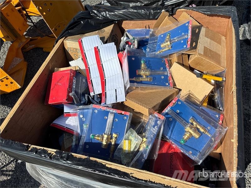 Quantity of (3) Crates of Contractor Supplies Outros componentes