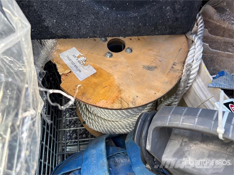 Quantity of (3) Crates of Contractor supplies Outros componentes