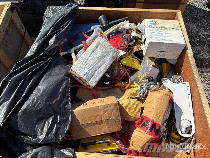 Quantity of (3) Crates of Contractor supplies Outros componentes