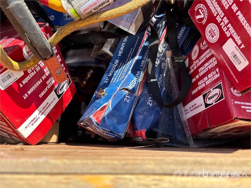 Quantity of (3) Crates of Contractor supplies Outros componentes