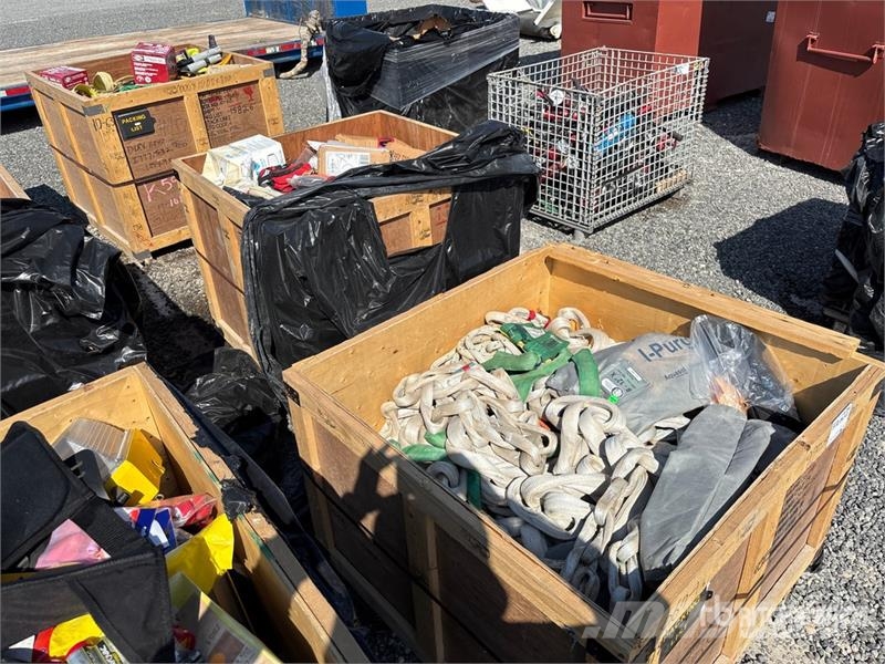 Quantity of (3) Crates of Contractor supplies Outros componentes