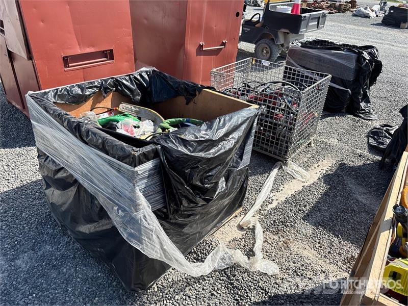 Quantity of (3) Crates of Contractor supplies Outros componentes