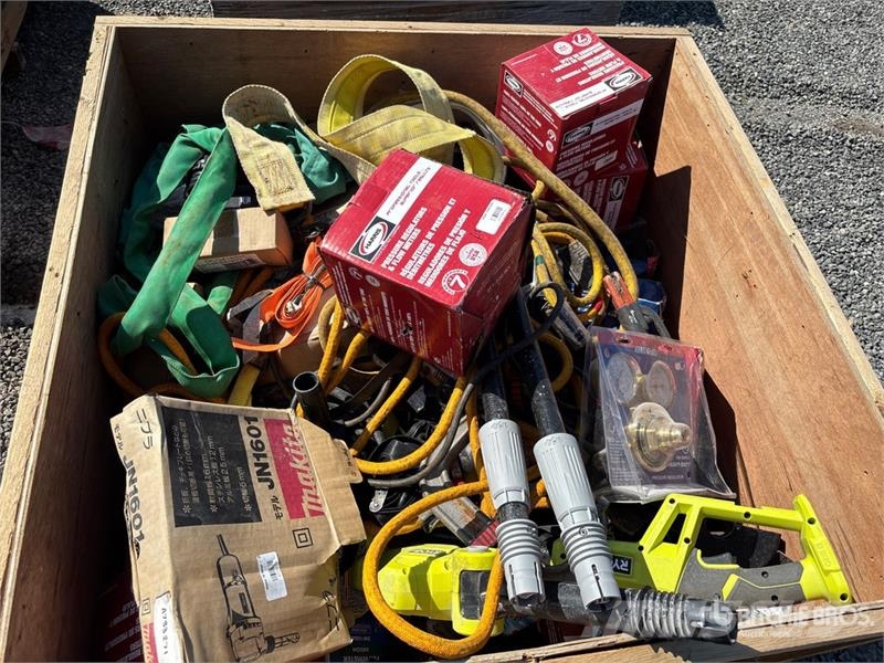 Quantity of (3) Crates of Contractor supplies Outros componentes