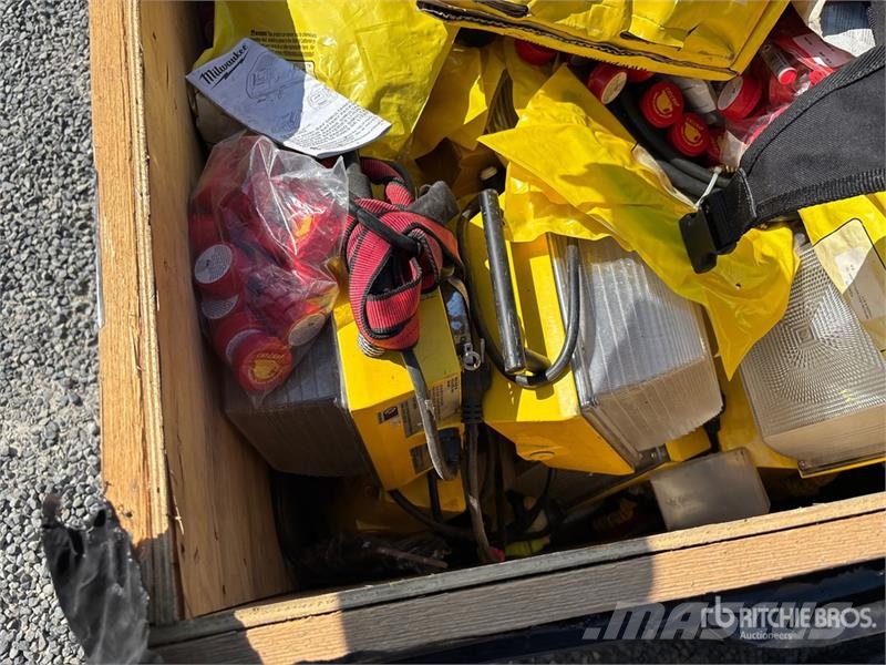Quantity of (3) Crates of Contractor Supplies Outros componentes