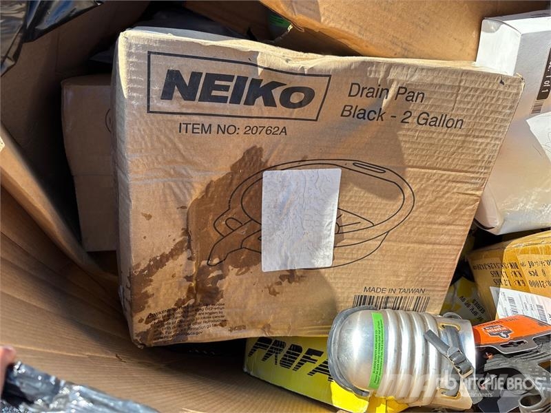 Quantity of (3) Crates of Contractor supplies Outros componentes