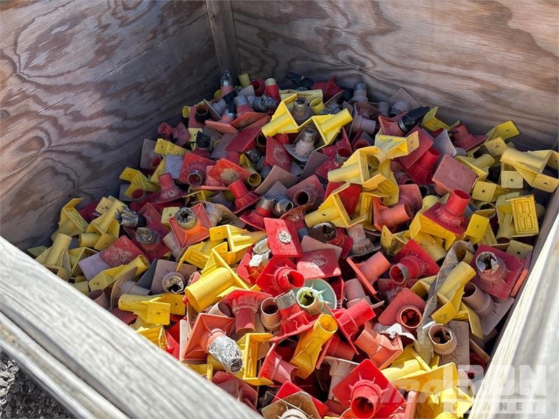 Quantity of (3) Crates of of Rebar Caps & Adjustab Outros componentes