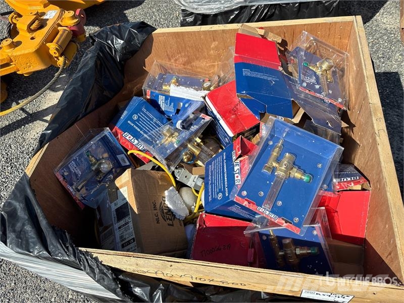 Quantity of (3) Crates of Contractor Supplies Outros componentes