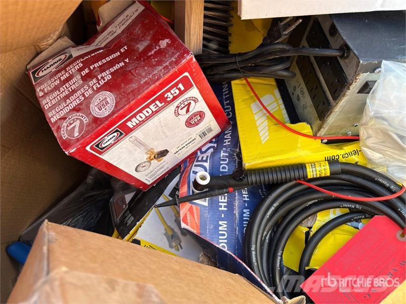 Quantity of (3) Crates of Contractor supplies Outros componentes