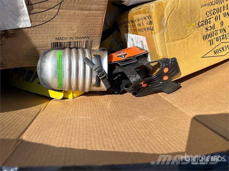 Quantity of (3) Crates of Contractor supplies Outros componentes