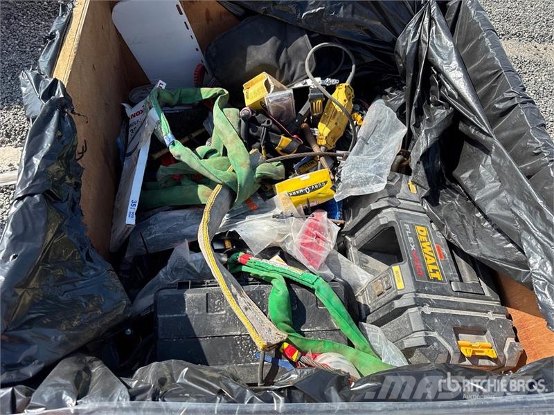 Quantity of (3) Crates of Contractor supplies Outros componentes