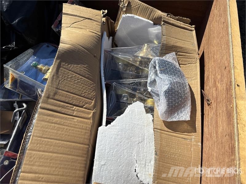 Quantity of (3) Crates of Contractor Supplies Outros componentes