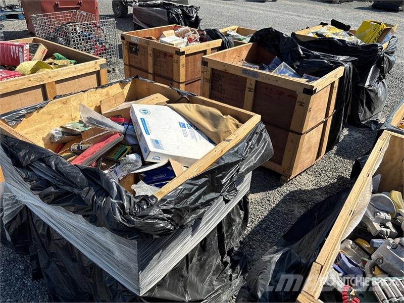 Quantity of (3) Crates of Contractor Supplies Outros componentes
