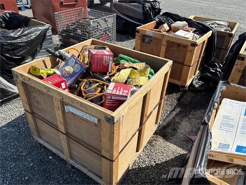 Quantity of (3) Crates of Contractor supplies Outros componentes