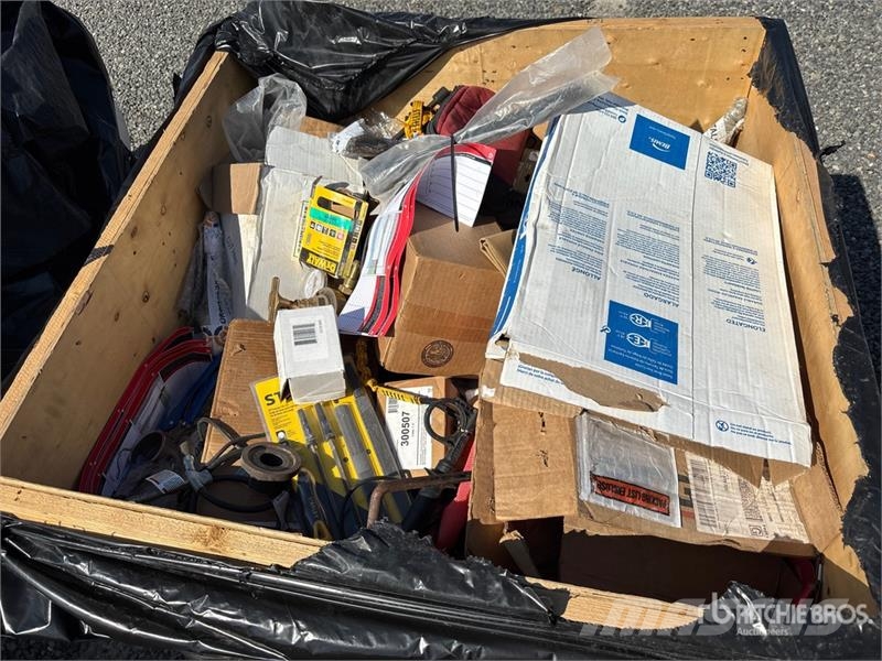 Quantity of (3) Crates of Contractor Supplies Outros componentes