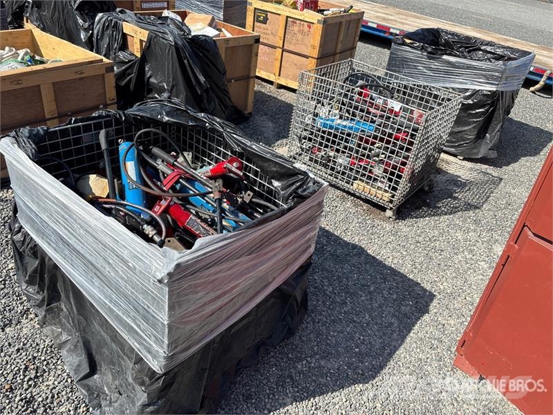 Quantity of (3) Crates of Contractor supplies Outros componentes
