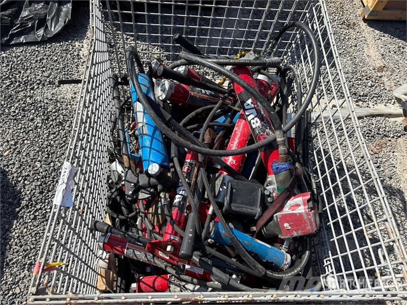 Quantity of (3) Crates of Contractor supplies Outros componentes