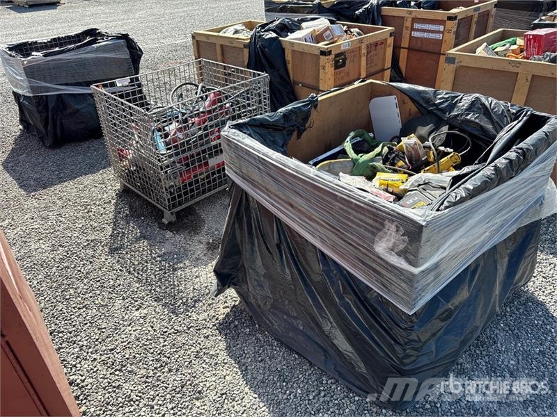 Quantity of (3) Crates of Contractor supplies Outros componentes