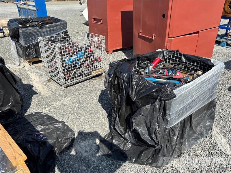 Quantity of (3) Crates of Contractor supplies Outros componentes