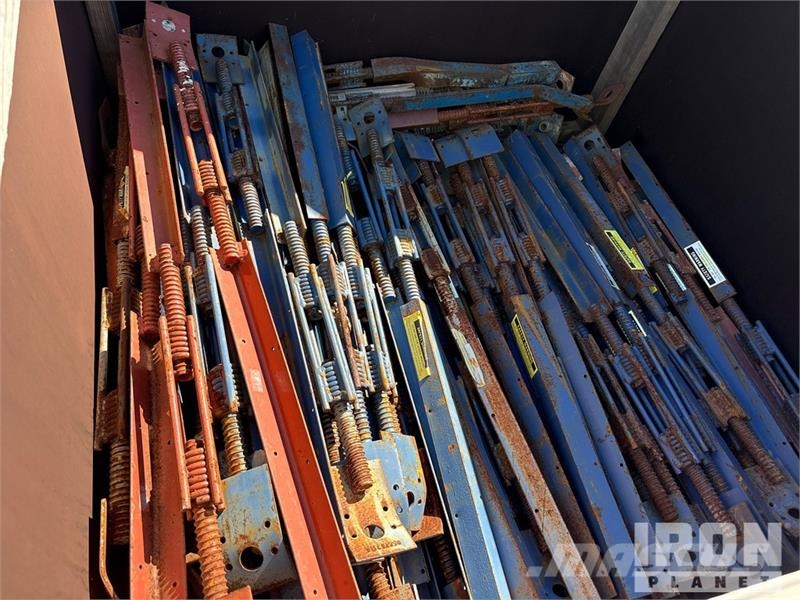 Quantity of (3) Crates of of Rebar Caps & Adjustab Outros componentes