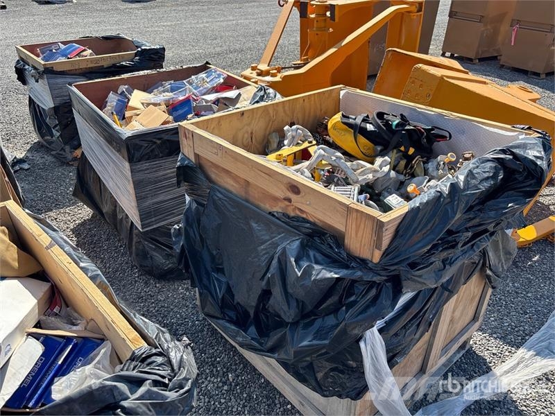 Quantity of (3) Crates of Contractor Supplies Outros componentes