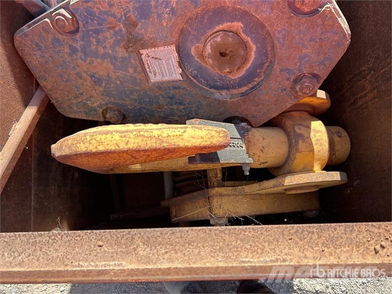  Quantity of (3) Hook Blocks & (1) Overhaul Ball أجزاء ومعدات رافعات