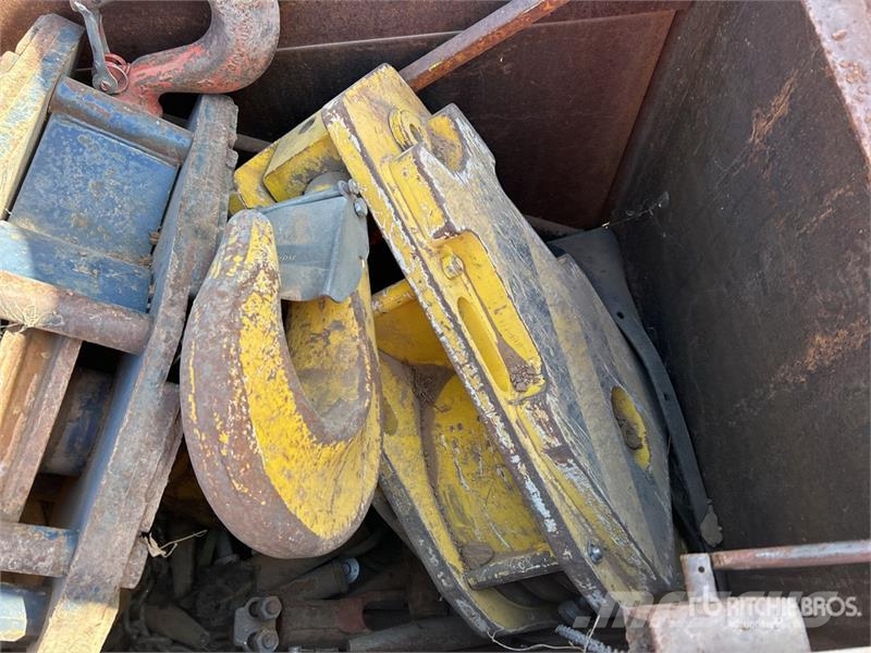  Quantity of (3) Hook Blocks & (1) Overhaul Ball أجزاء ومعدات رافعات