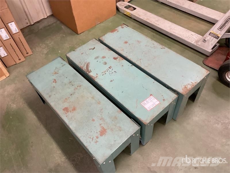 Quantity of (3) Metal Storage Racks Andet tilbehør