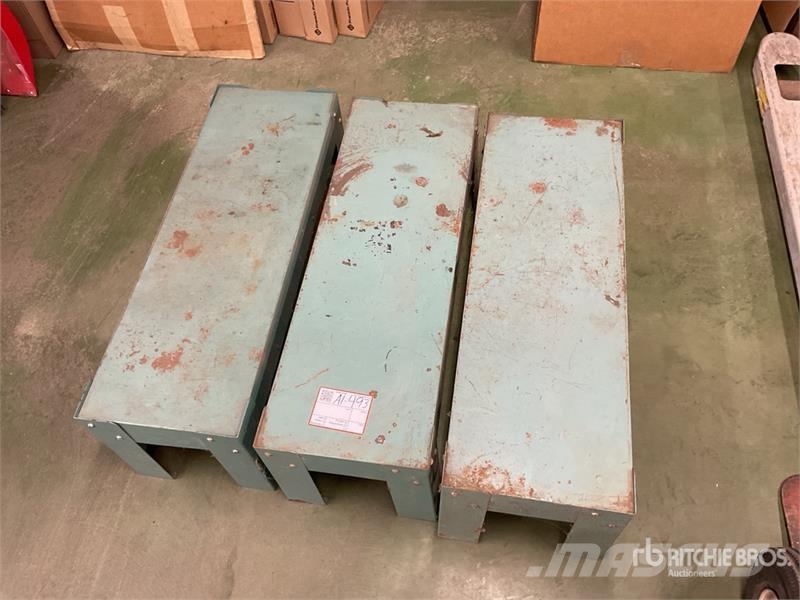 Quantity of (3) Metal Storage Racks Andet tilbehør