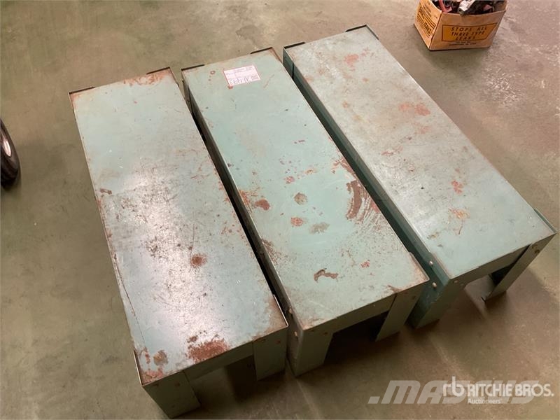 Quantity of (3) Metal Storage Racks Andet tilbehør