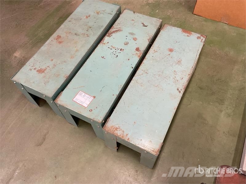 Quantity of (3) Metal Storage Racks Andet tilbehør