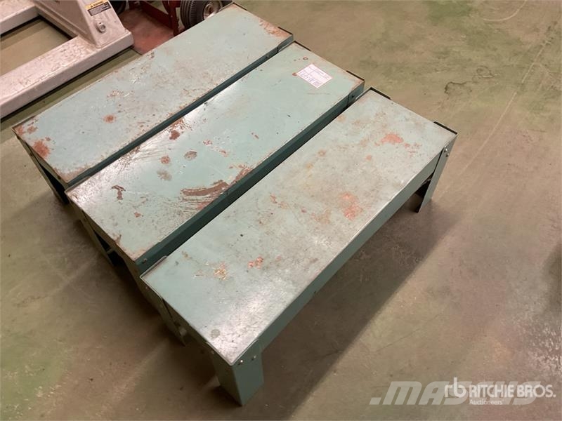 Quantity of (3) Metal Storage Racks Andet tilbehør