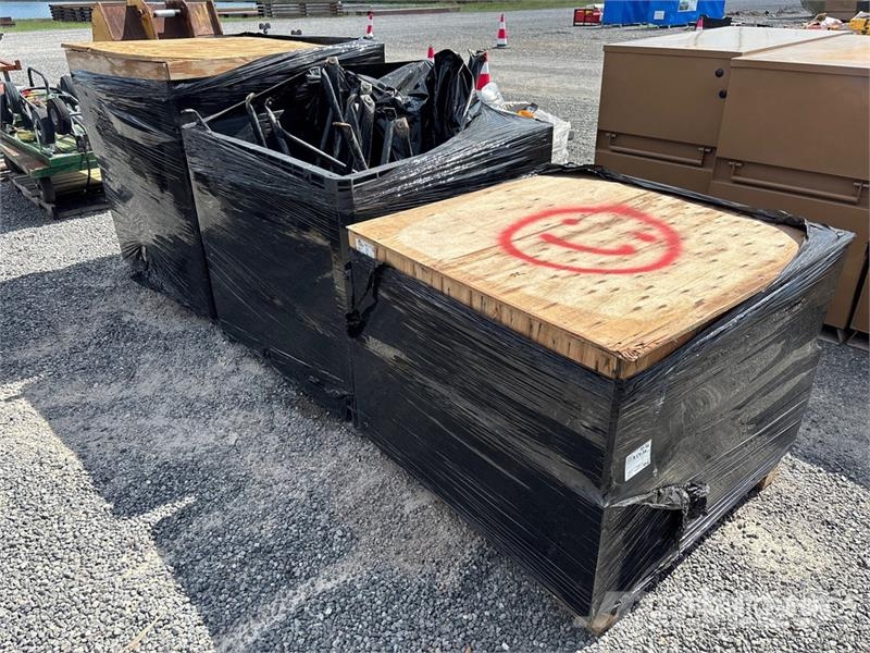 Quantity of (3) Pallets of Contractor supplies 建設機械 - その他