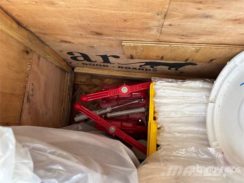 Quantity of (3) Pallets of Contractor supplies 建設機械 - その他