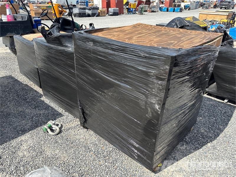 Quantity of (3) Pallets of Contractor supplies 建設機械 - その他