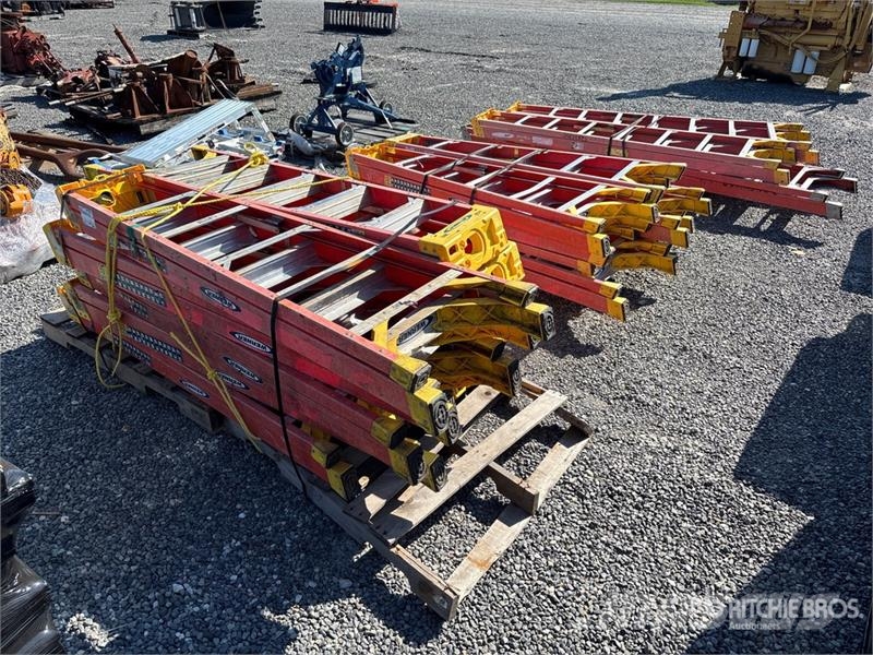 Quantity of (3) Pallets of Werner 6 ft- 10 ft Fibe Stiger og platforme