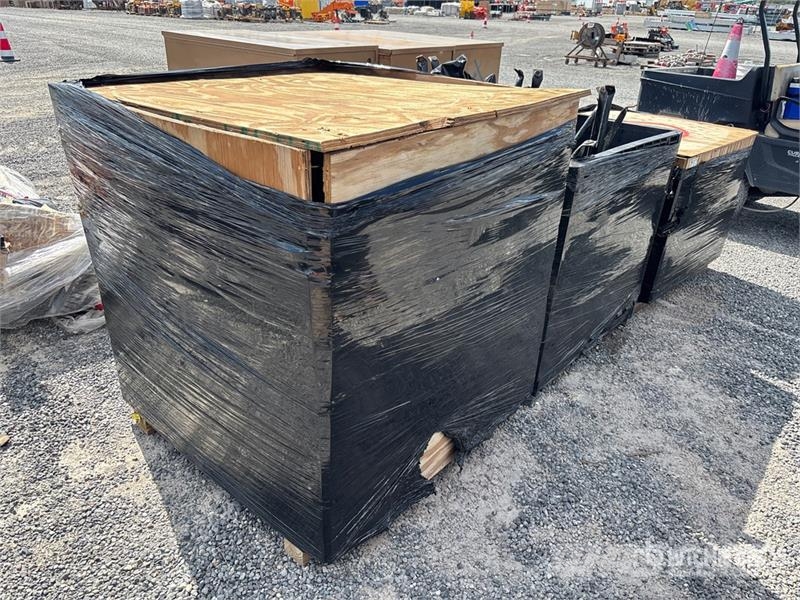 Quantity of (3) Pallets of Contractor supplies 建設機械 - その他