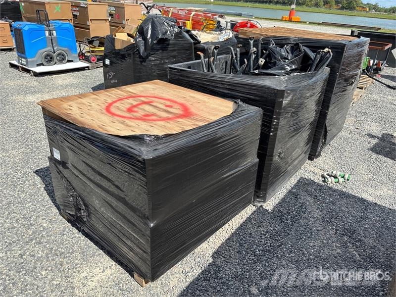 Quantity of (3) Pallets of Contractor supplies 建設機械 - その他