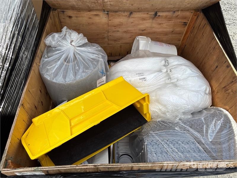 Quantity of (3) Pallets of Contractor supplies 建設機械 - その他