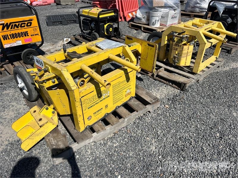 Quantity of (3) Penetrator Mobile Fall Protection Outros componentes